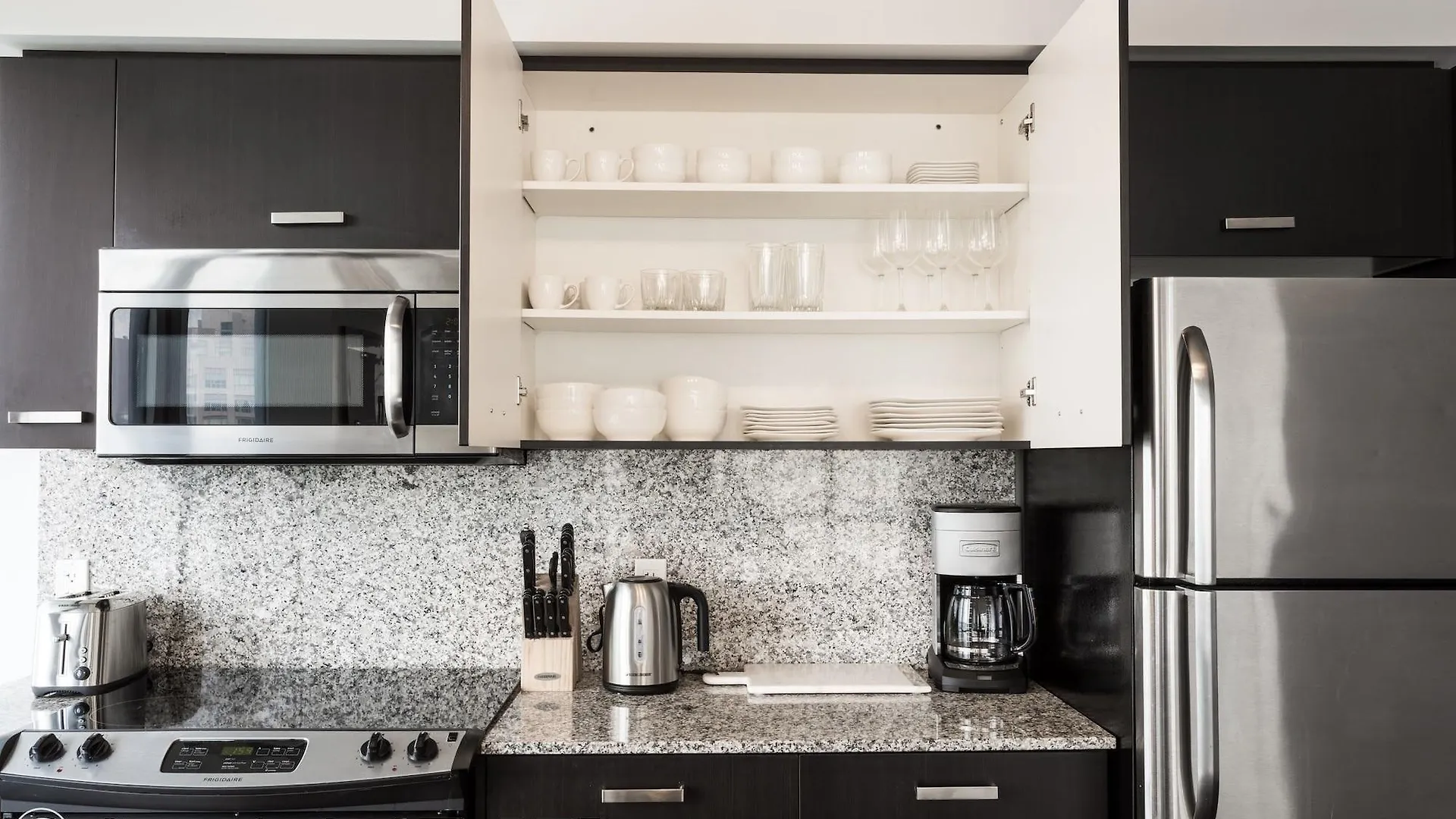 Canada Suites - 832 Bay St. Toronto Apartment
