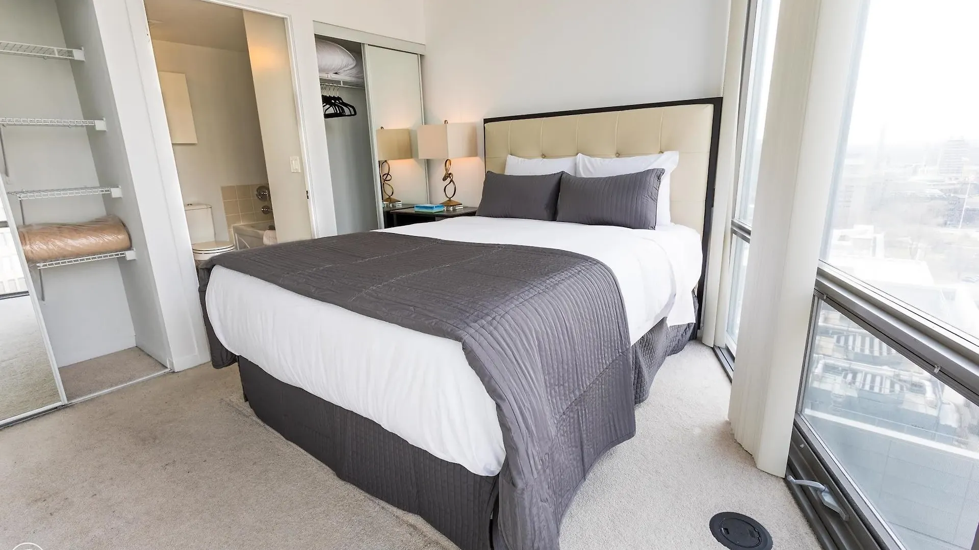 Apartment Canada Suites - 832 Bay St. Toronto