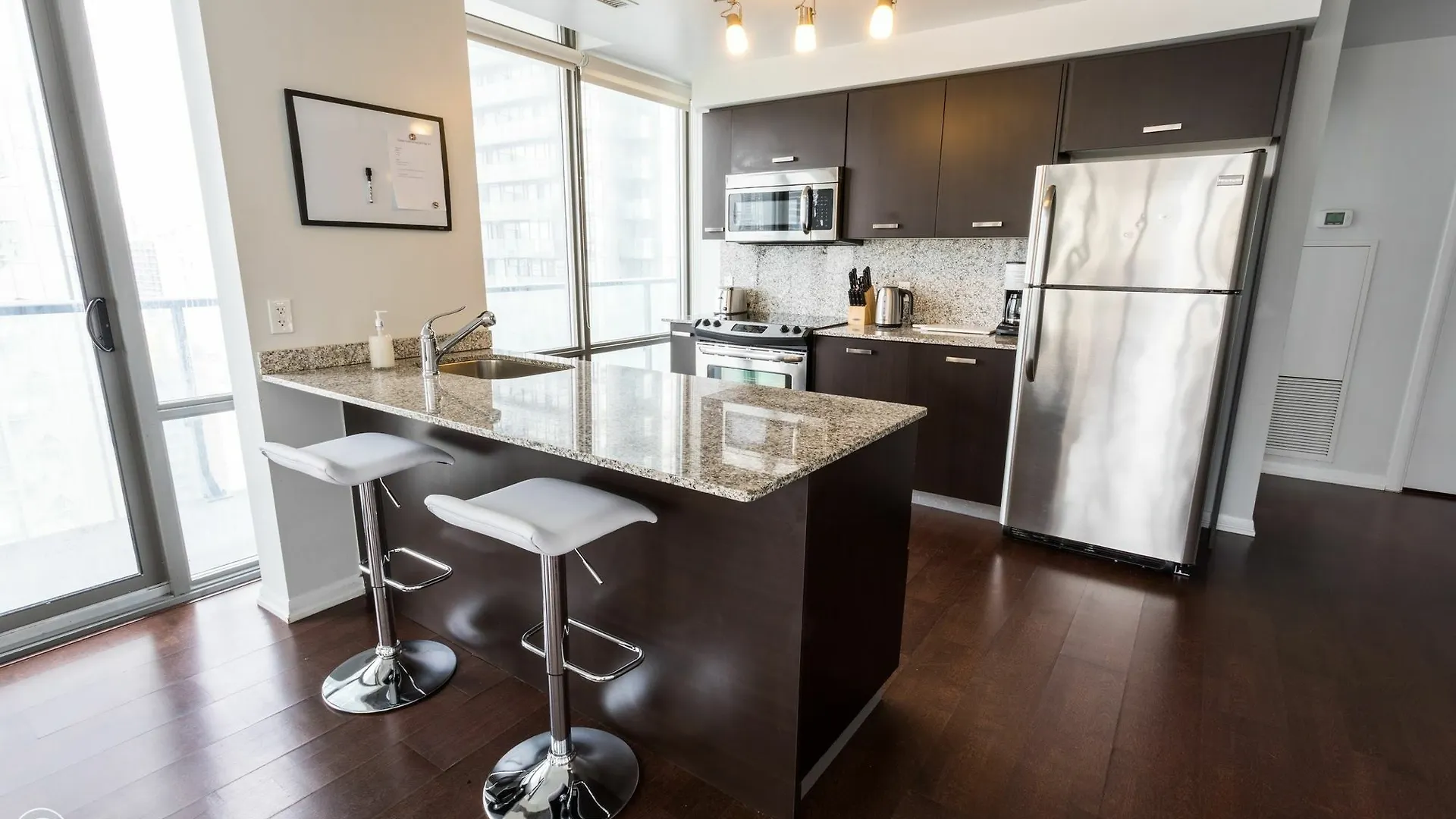 Canada Suites - 832 Bay St. Toronto