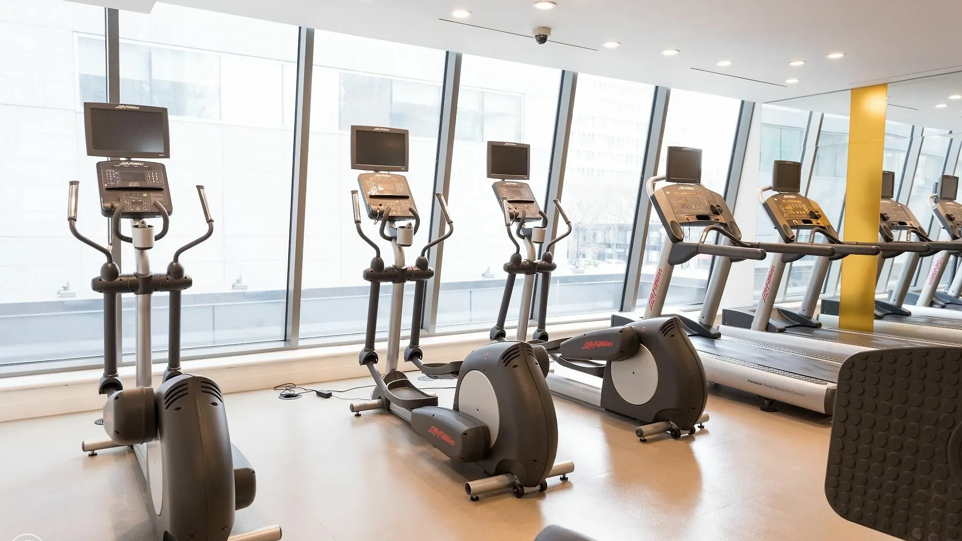 Canada Suites - 832 Bay St. Toronto