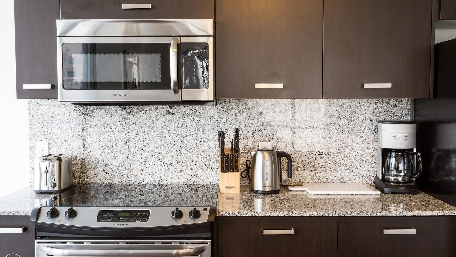 Apartment Canada Suites - 832 Bay St. Toronto