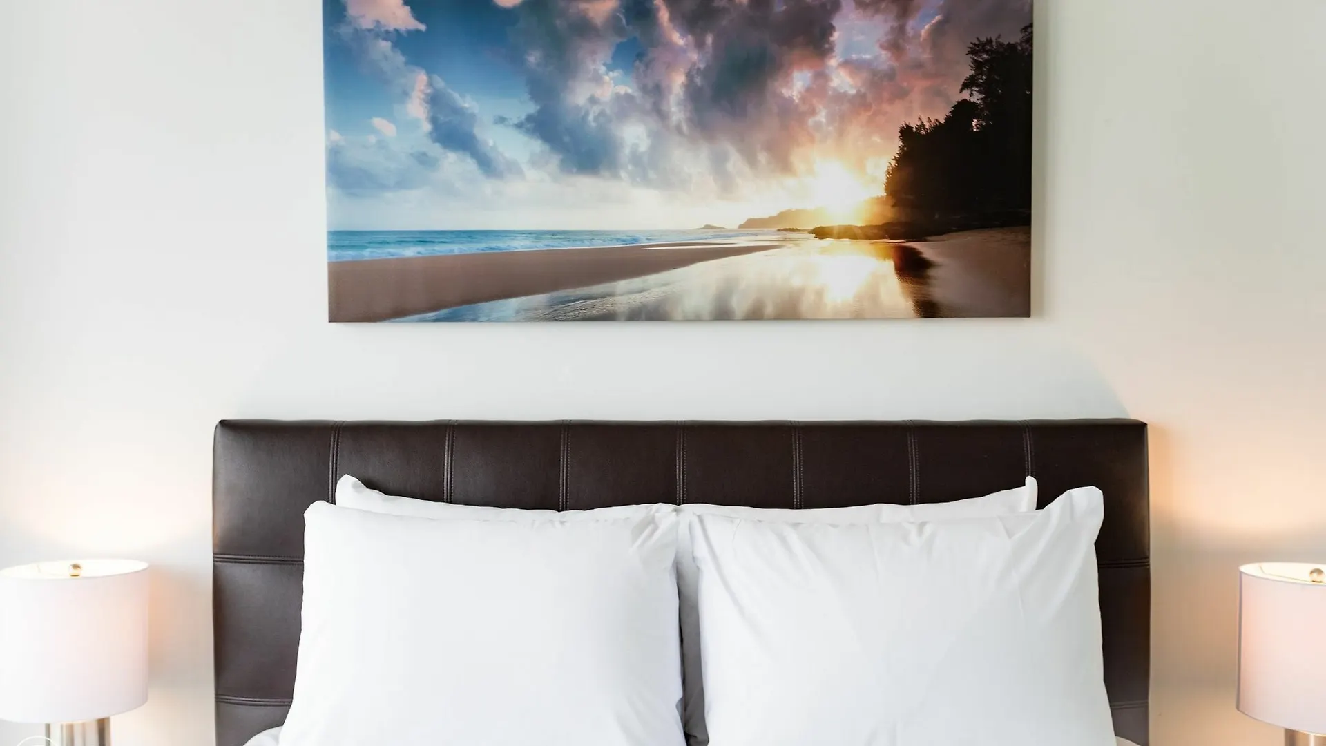 Canada Suites - 832 Bay St. Toronto