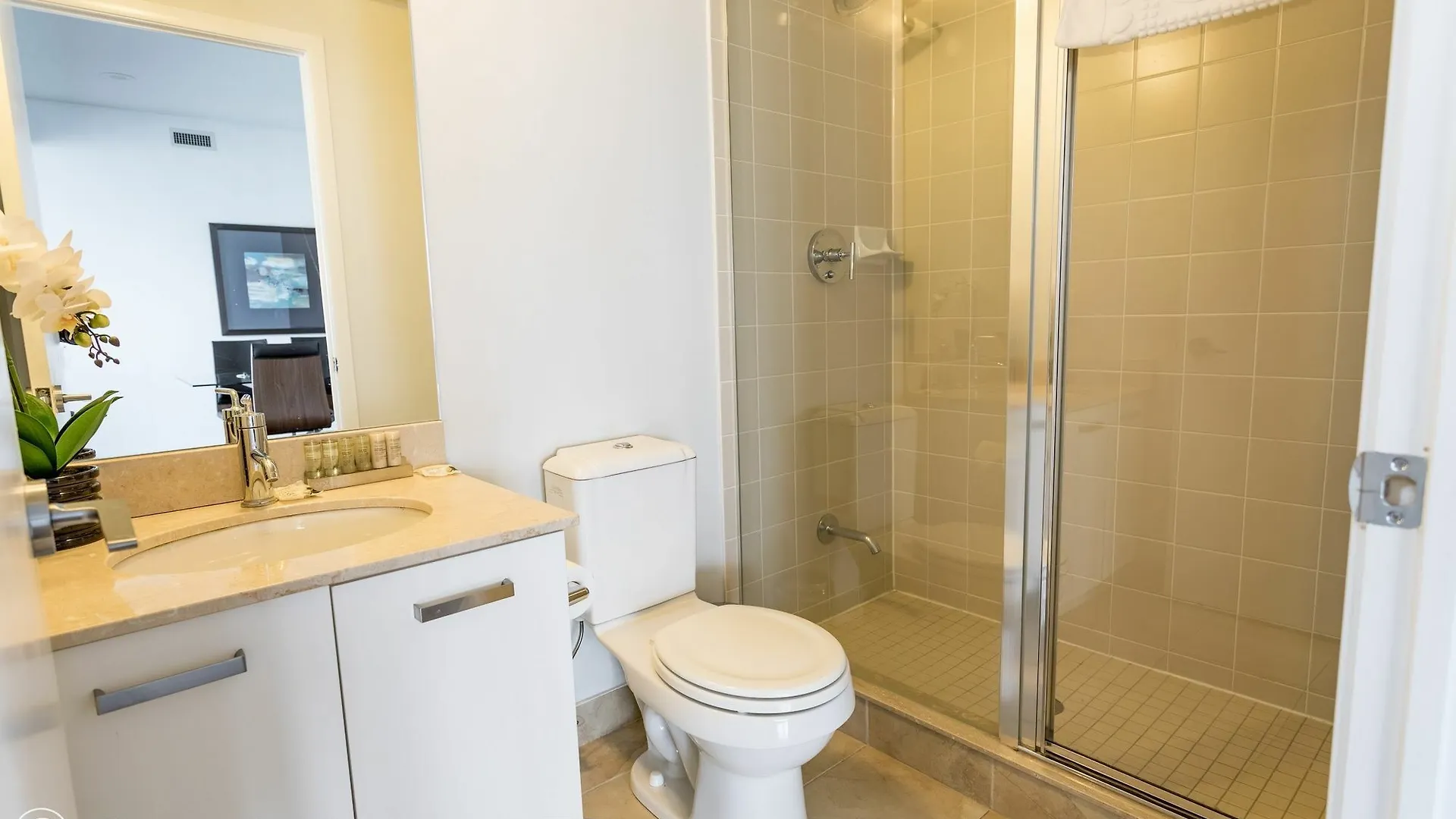 Apartment Canada Suites - 832 Bay St. Toronto